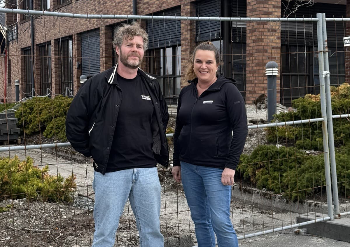 Roger Nybroen og Gunvor Fiskå foran Strand Kulturhus under bygging